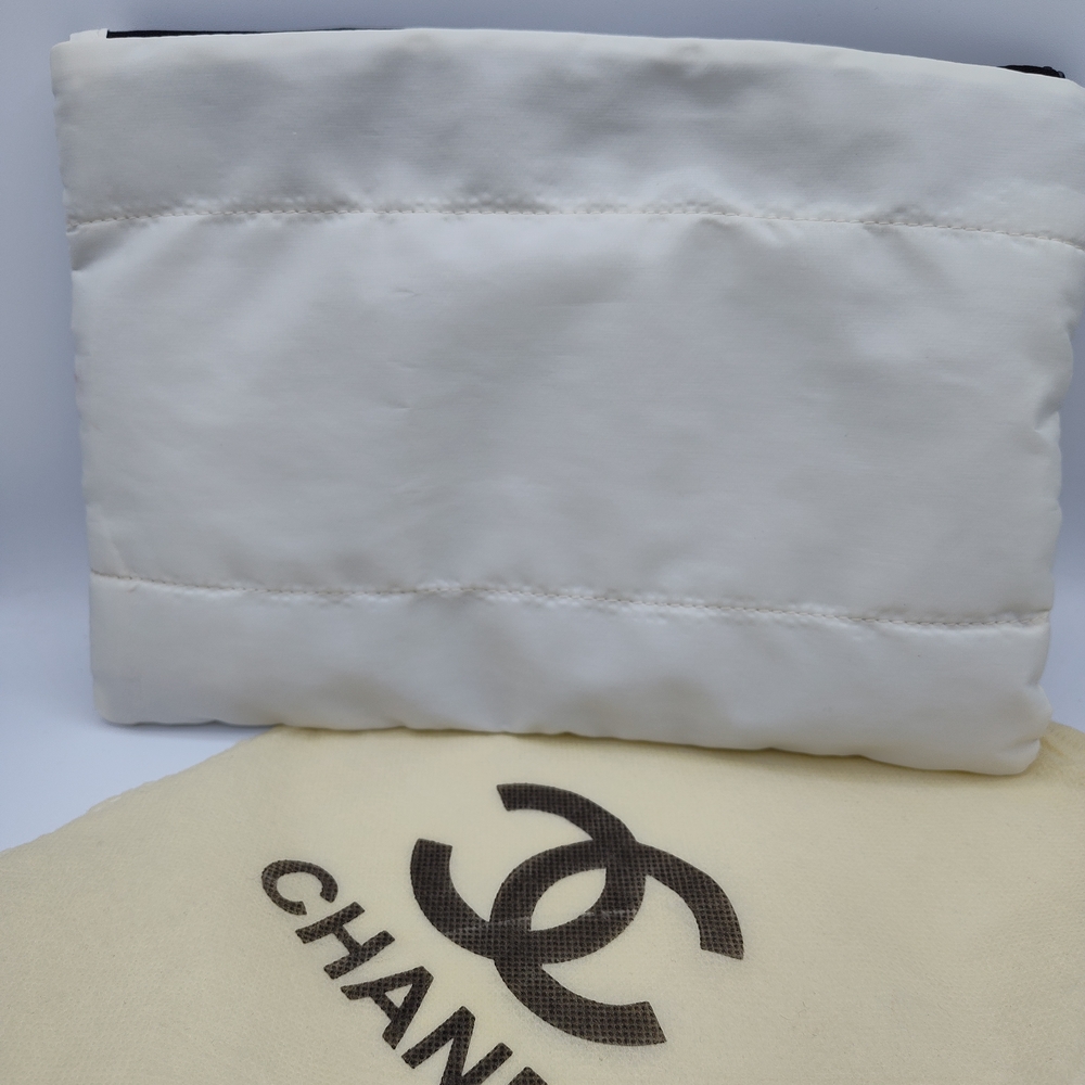 NWT CHANEL White Satin Quilted 11x8 Makeup Storage iPad Travel Pouch W/Dust Bag - Picture 4 of 7